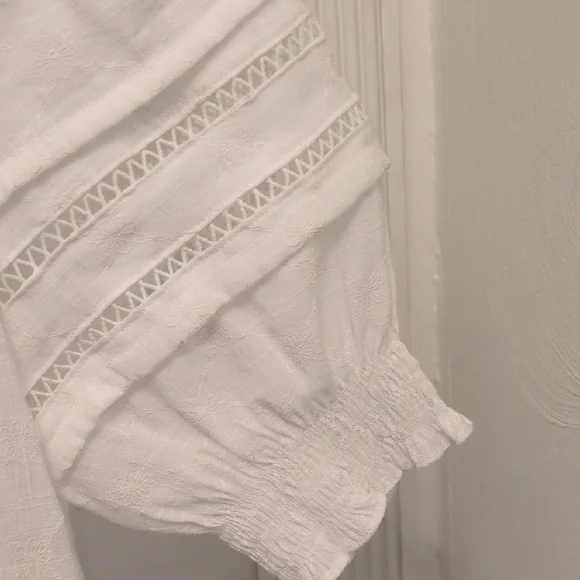 Chic White Button-Up Blouse - Picture 4 of 5